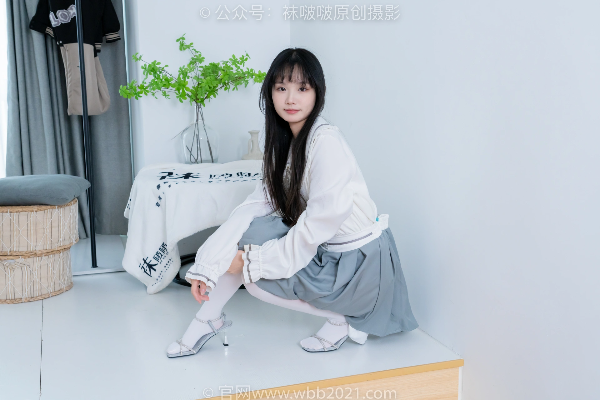 [BoBoSocks袜啵啵] NO.468 甜甜圈-高跟凉鞋、厚白丝、裸足、丝袜和裸足踩蓝莓剧情（花絮版） 2